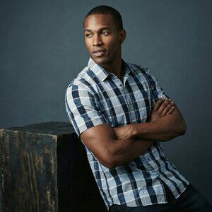 Calvin Klein Jeans Mens Large Blue Gray White Plaid Short Sleeve Button Shirt